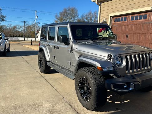 Used 2018 Jeep Wrangler Unlimited Sahara image 13
