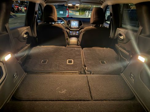 Used 2016 Jeep Cherokee Latitude w/ Comfort/Convenience Group image 11