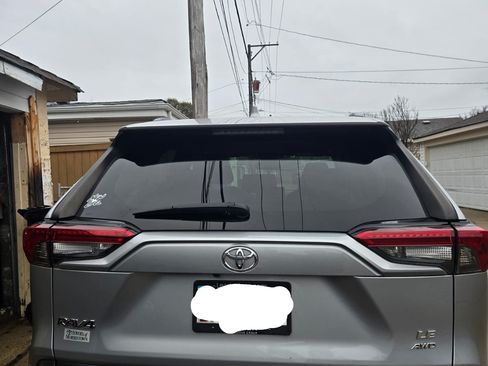 Used 2019 Toyota RAV4 LE image 11