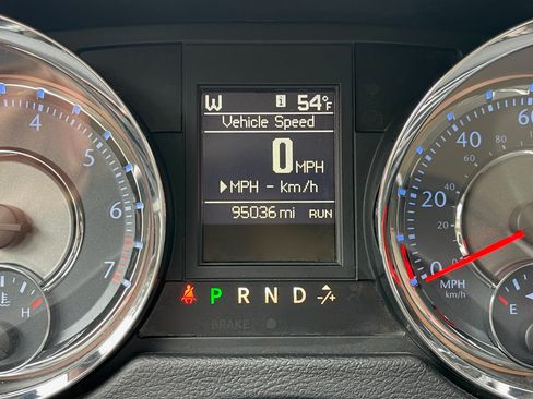 Used 2016 Chrysler Town & Country Touring image 17