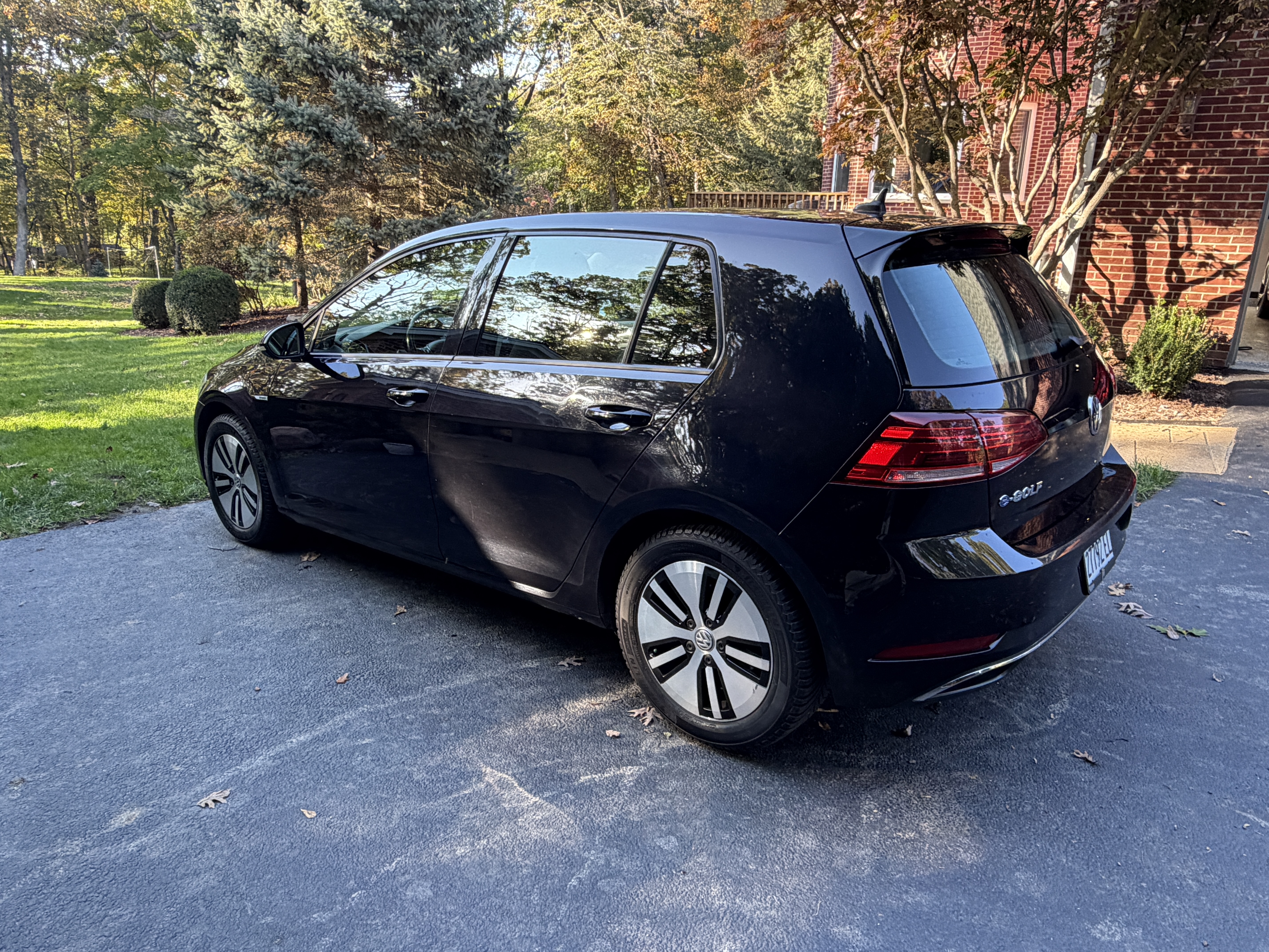 Used 2018 Volkswagen e-Golf SE w/ DC Fast Charging Package FWD image 4