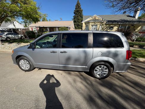 Used 2019 Dodge Grand Caravan SE w/ UConnect Hands-Free Group FWD image 10