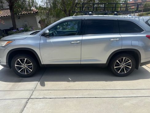 Used 2019 Toyota Highlander XLE AWD/4WD image 2