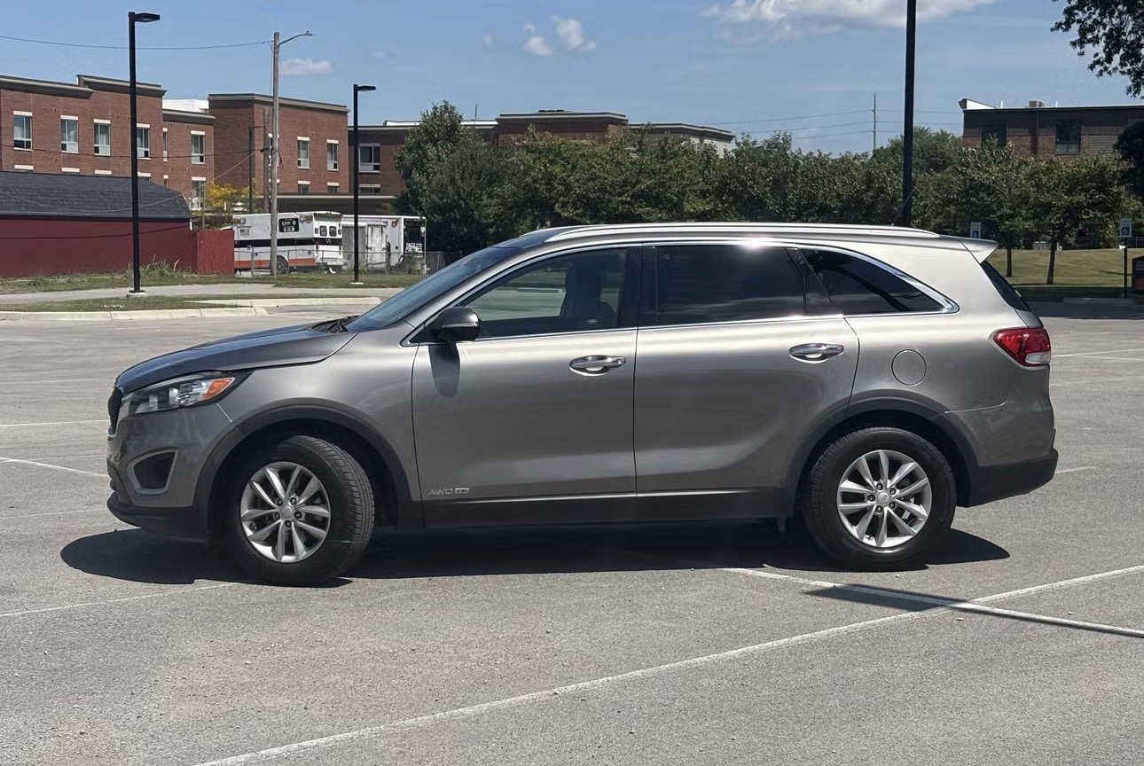 Used 2017 Kia Sorento AWD image 2