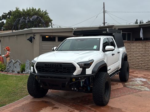 Used 2024 Toyota Tacoma TRD Off-Road w/ TRD Off Road Premium Package image 8