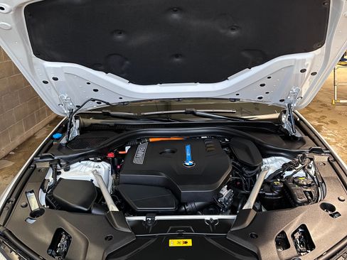 Used 2019 BMW 530e xDrive w/ M Sport Package image 14