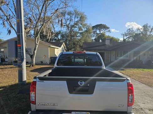Used 2018 Nissan Frontier SV image 8