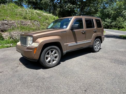 Used 2012 Jeep Liberty Limited w/ Tire & Wheel Group image 5