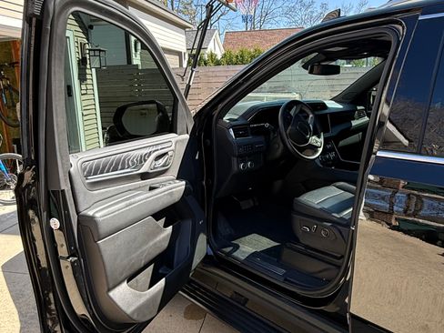 Used 2023 GMC Yukon XL Denali image 9