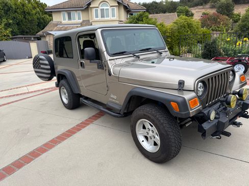 Used 2005 Jeep Wrangler Unlimited w/ Premium Audio Group AWD/4WD image 16