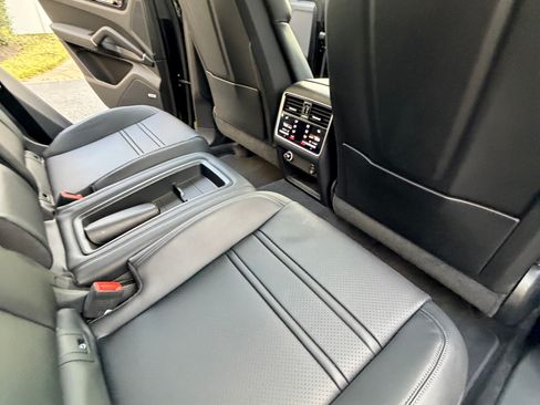 Used 2022 Porsche Cayenne E-Hybrid Coupe image 14