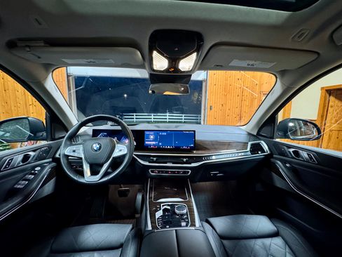 Used 2025 BMW X7 xDrive40i w/ Premium Package image 2