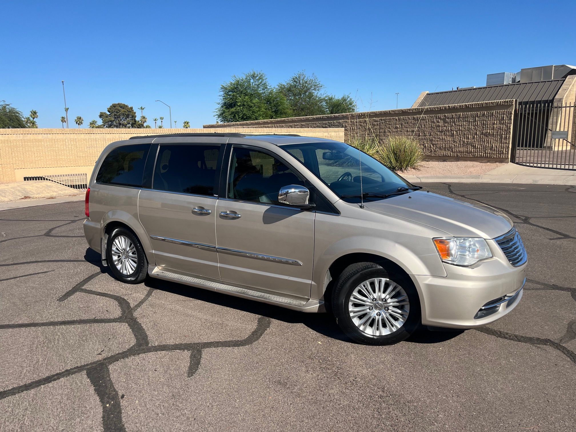 Used 2013 Chrysler Town & Country Touring-L w/ Premium Group FWD image 2