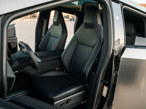 Used 2024 Tesla Cybertruck AWD Crew Cab image 12