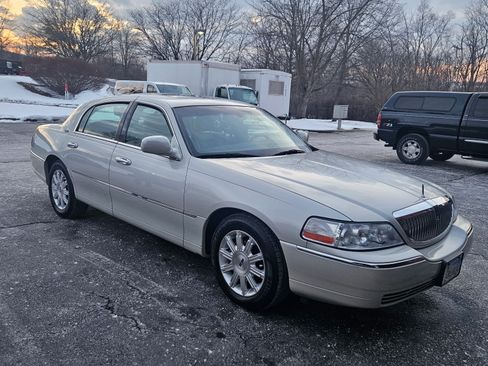 Used 2006 Lincoln Town Car Signature Limited image 19