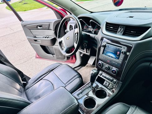 Used 2017 Chevrolet Traverse LT FWD image 13