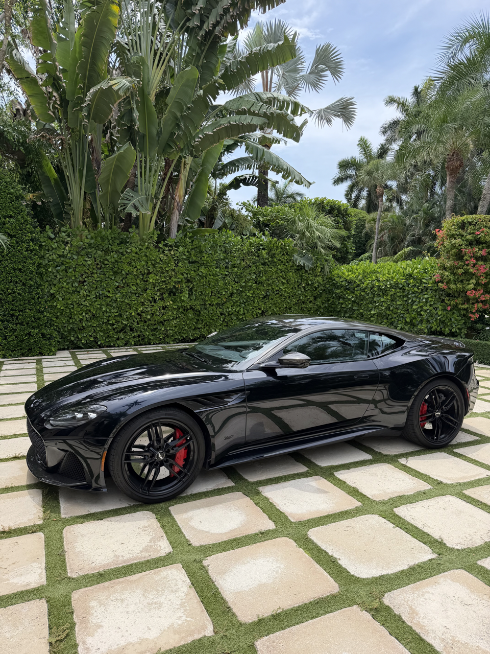 Used 2022 Aston Martin DBS Superleggera RWD image 1