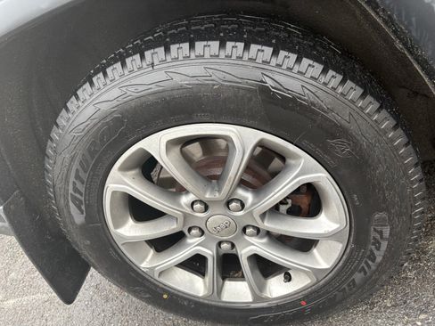 Used 2013 Jeep Grand Cherokee Laredo AWD/4WD image 12