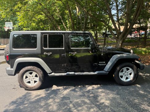 Used 2017 Jeep Wrangler Unlimited Sport w/ Quick Order Package 24S AWD/4WD image 14