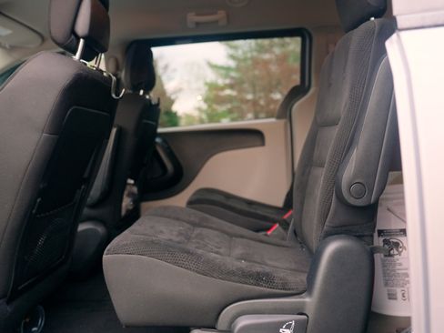 Used 2019 Dodge Grand Caravan SE image 14