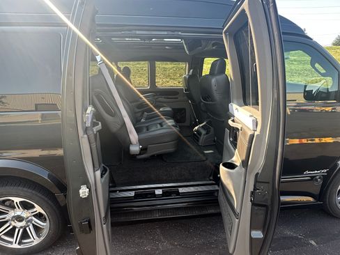 Used 2017 Chevrolet Express 2500 image 6