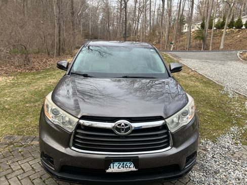 Used 2014 Toyota Highlander LE AWD/4WD image 2