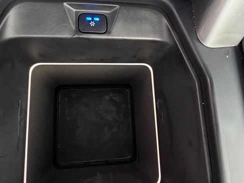 Used 2023 Land Rover Defender 130 X-Dynamic SE image 18