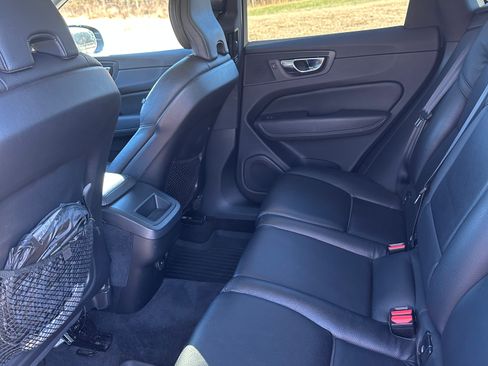 Used 2021 Volvo XC60 T6 Momentum image 19