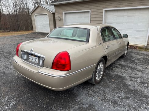 Used 2011 Lincoln Town Car Signature Limited image 5