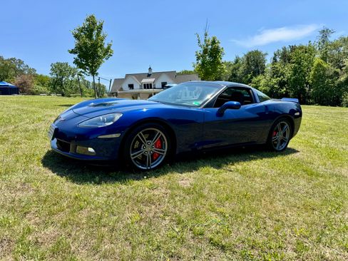 Used 2005 Chevrolet Corvette Coupe w/ Preferred Equipment Group RWD image 2