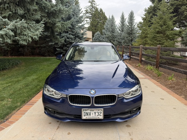 Used 2018 BMW 320i xDrive Sedan AWD/4WD image 2