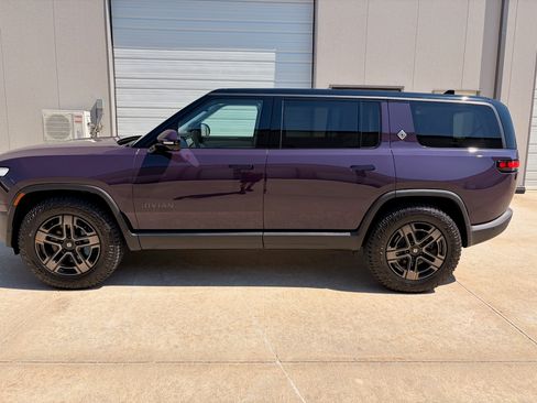 Used 2026 Rivian R1S Premium image 1