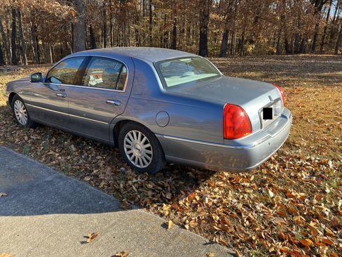 Used 2004 Lincoln Town Car Signature image 8