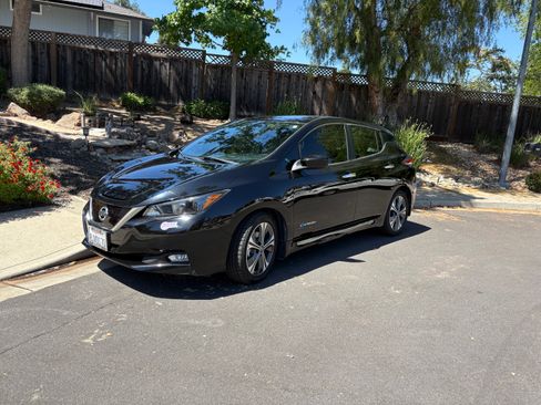 Used 2019 Nissan Leaf SV w/ Protection Package FWD image 2