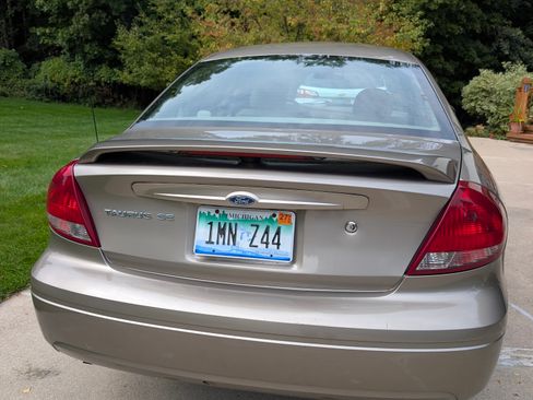 Used 2005 Ford Taurus SE FWD image 2