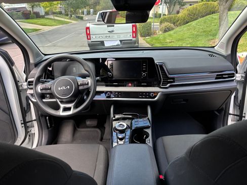 Used 2025 Kia Sportage LX FWD image 2