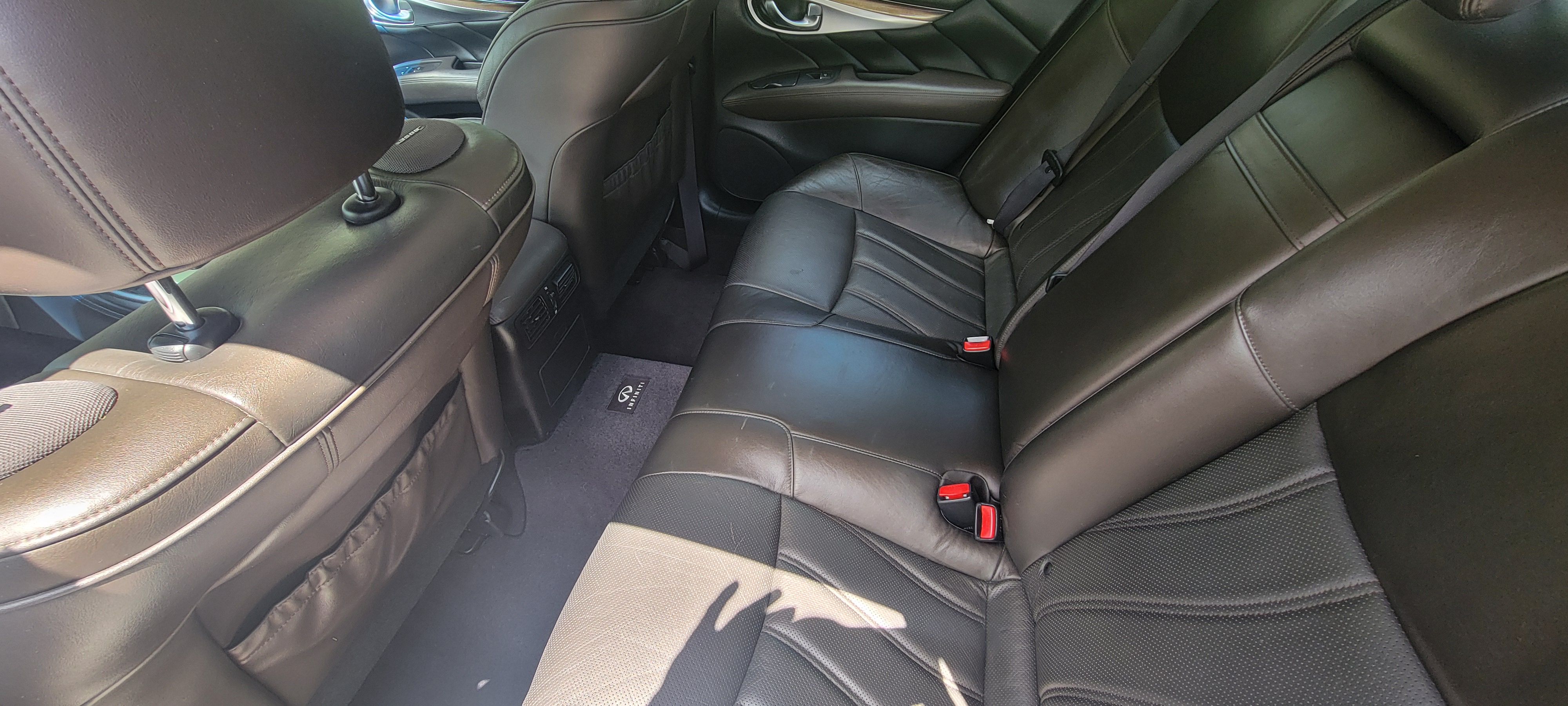 Used 2011 INFINITI M37 x w/ Deluxe Touring Pkg AWD/4WD image 17