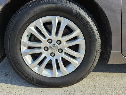 Used 2012 Toyota Sienna XLE image 14