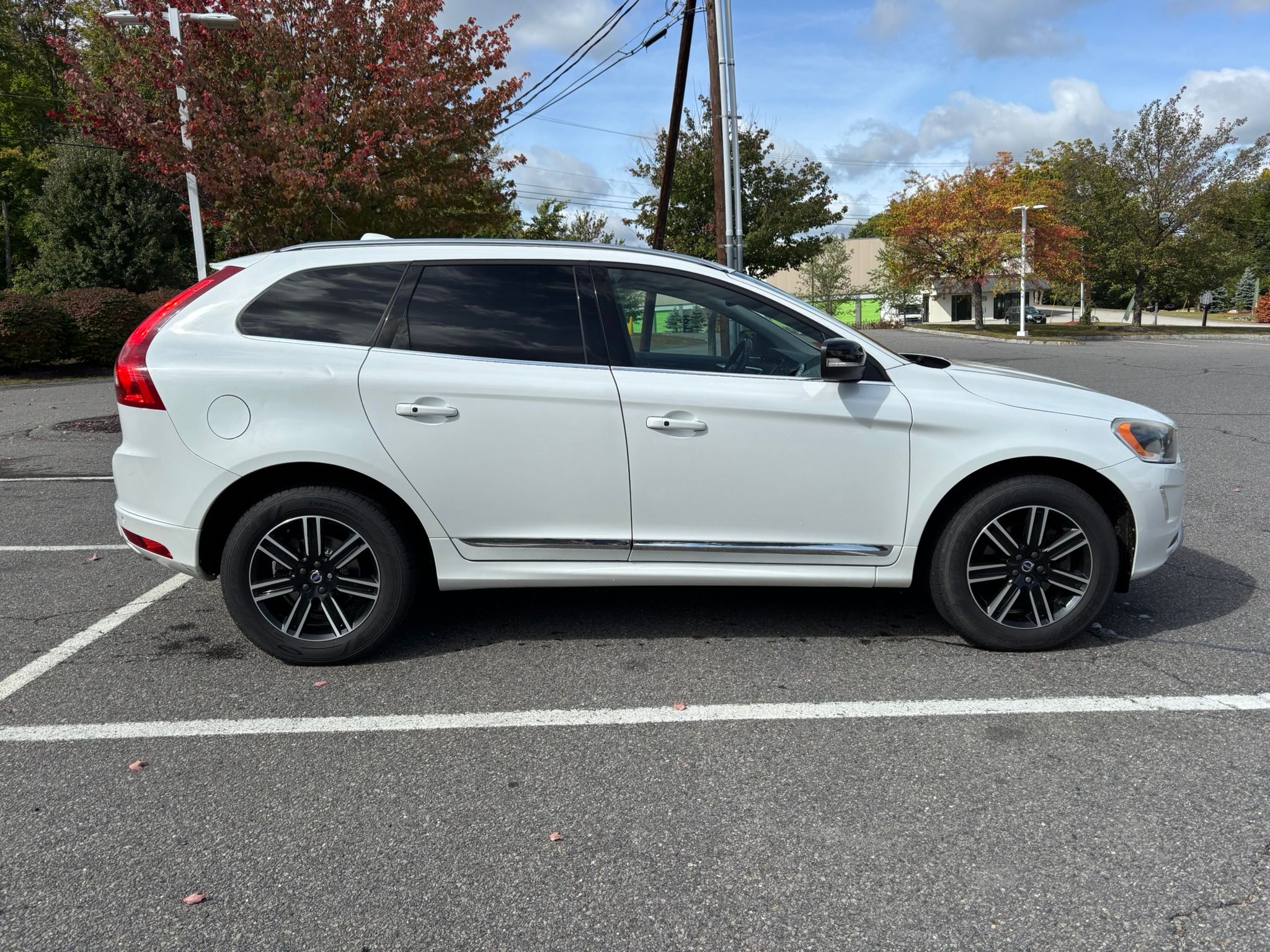 Used 2017 Volvo XC60 T5 Dynamic w/ Preferred Option Package AWD/4WD image 4