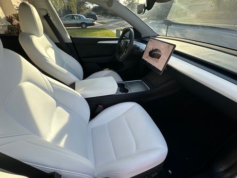 Used 2023 Tesla Model Y Performance image 11