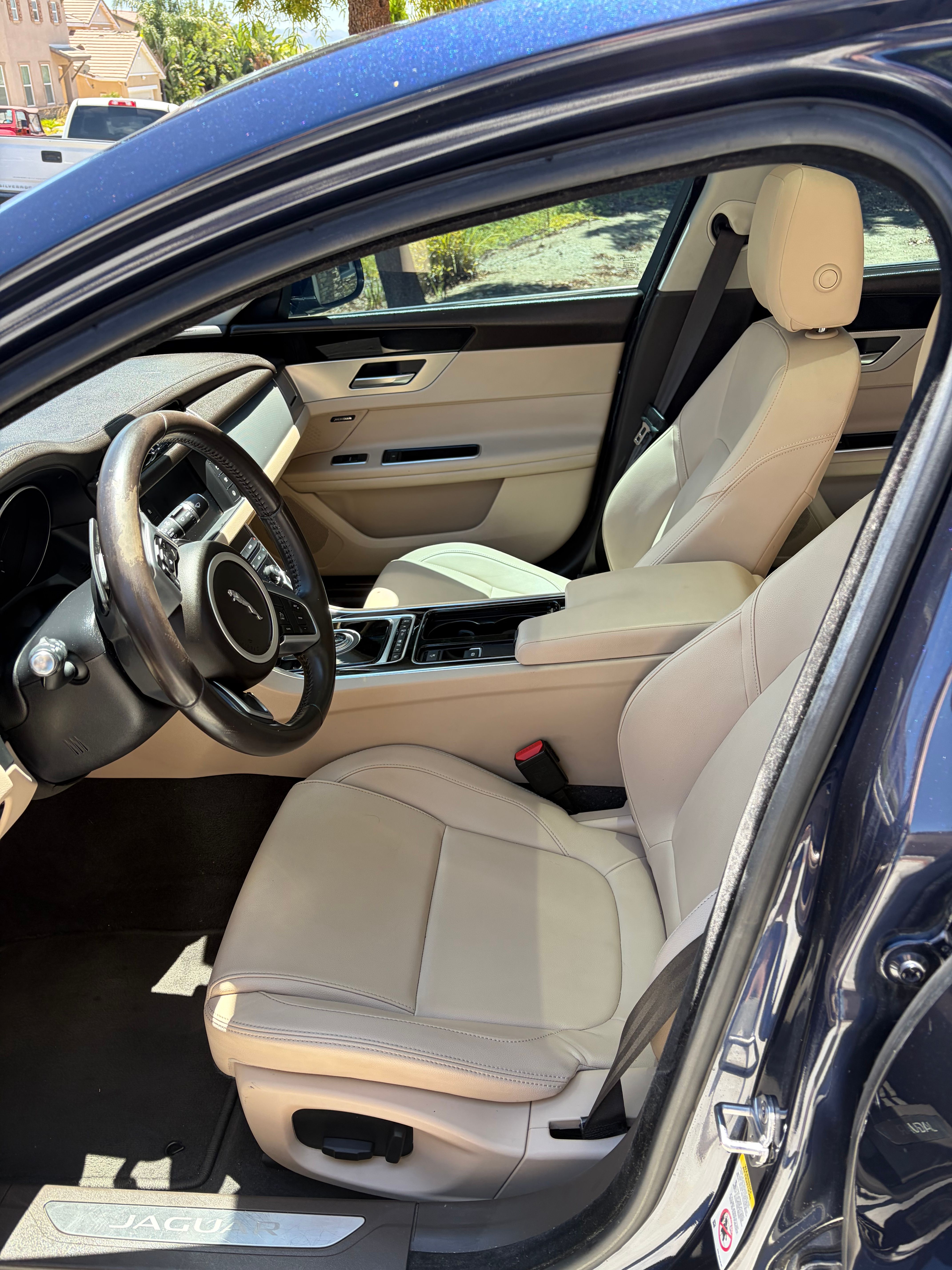 Used 2017 Jaguar XF Premium RWD image 6