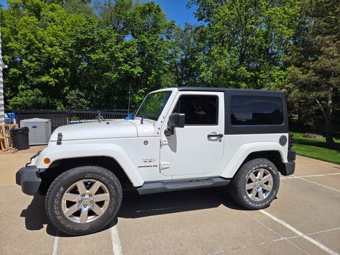 Used 2016 Jeep Wrangler Sahara w/ Dual Top Group AWD/4WD image 2