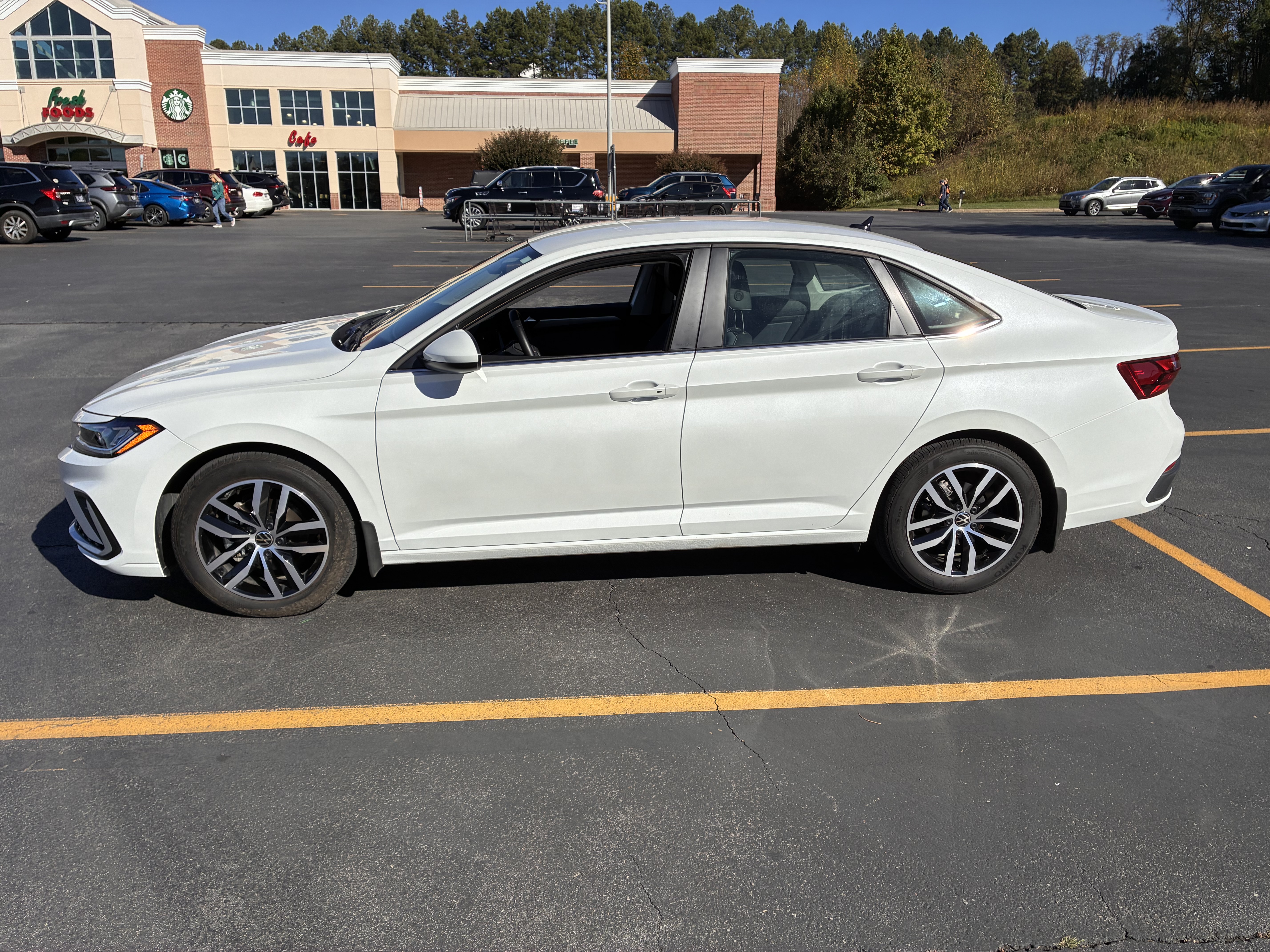 Used 2025 Volkswagen Jetta SE FWD image 1