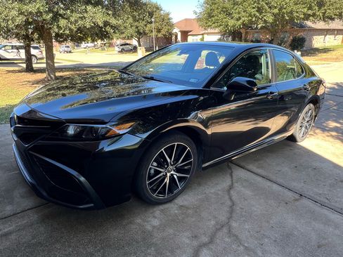 Used 2021 Toyota Camry SE image 4
