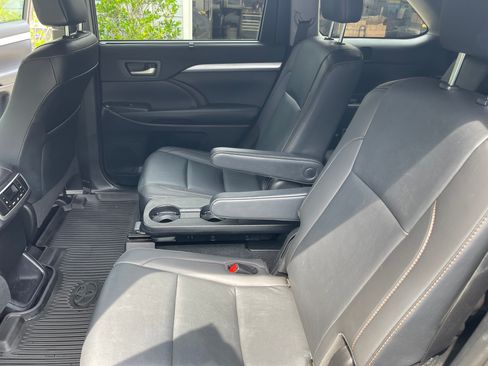 Used 2019 Toyota Highlander XLE image 11