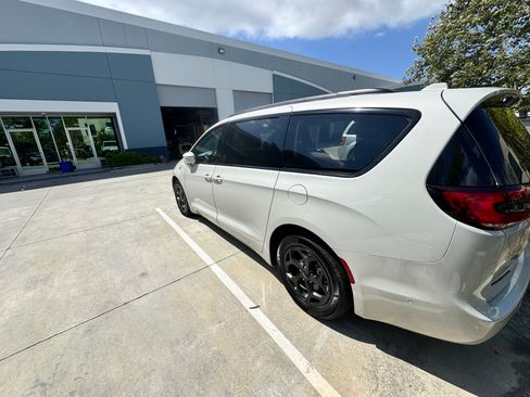 Used 2021 Chrysler Pacifica Limited w/ Uconnect Theater Family Group FWD image 4