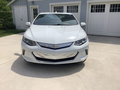 Used 2017 Chevrolet Volt Premier w/ Driver Confidence Package FWD image 2