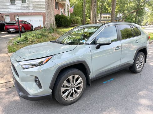 Used 2022 Toyota RAV4 XLE Premium AWD/4WD image 8