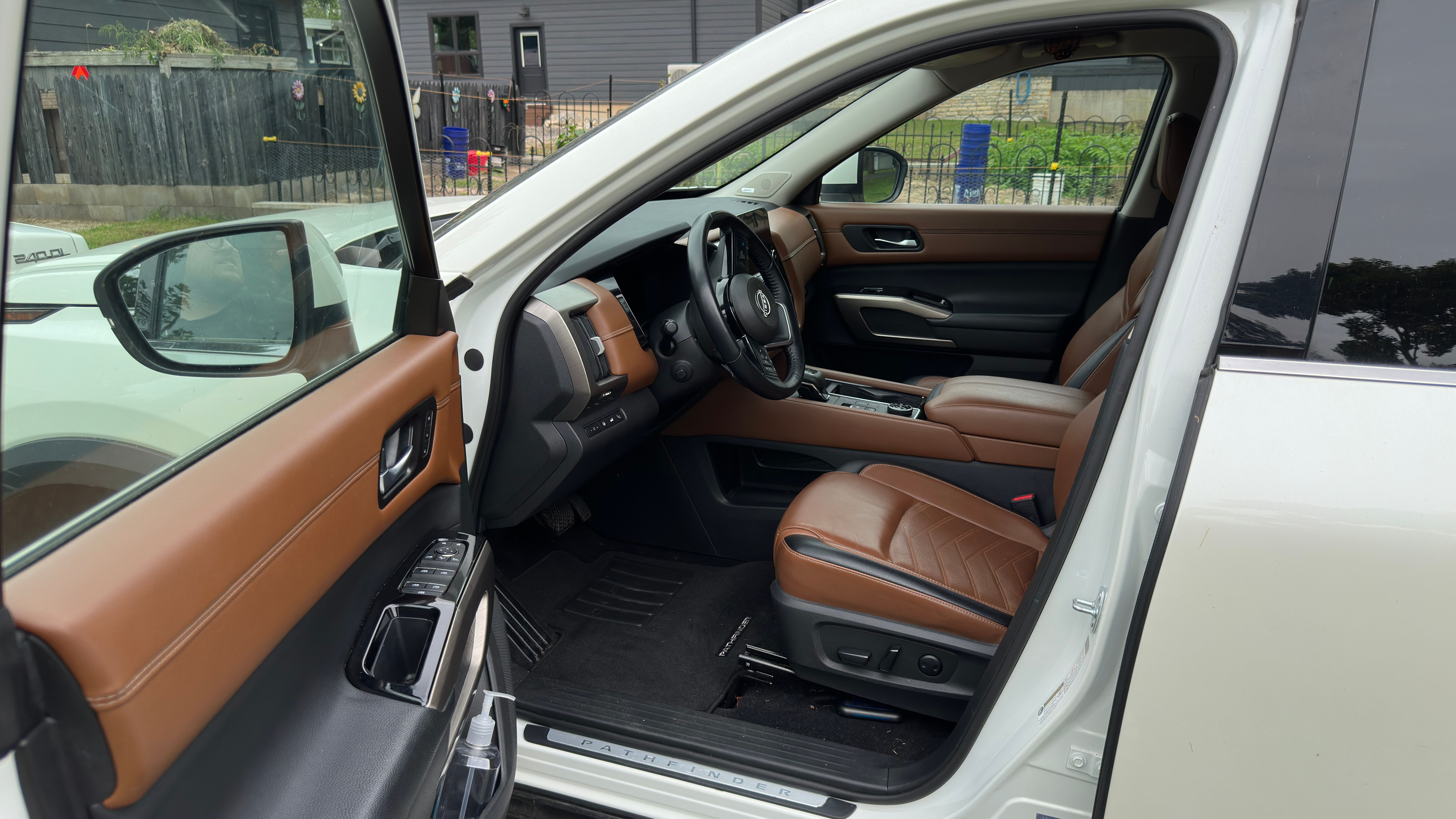 Used 2022 Nissan Pathfinder Platinum w/ Cargo Package AWD/4WD image 16