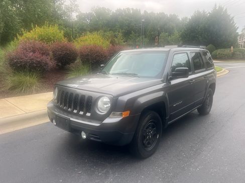 Used 2017 Jeep Patriot Sport AWD/4WD image 2